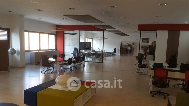 Ufficio in commerciale in 