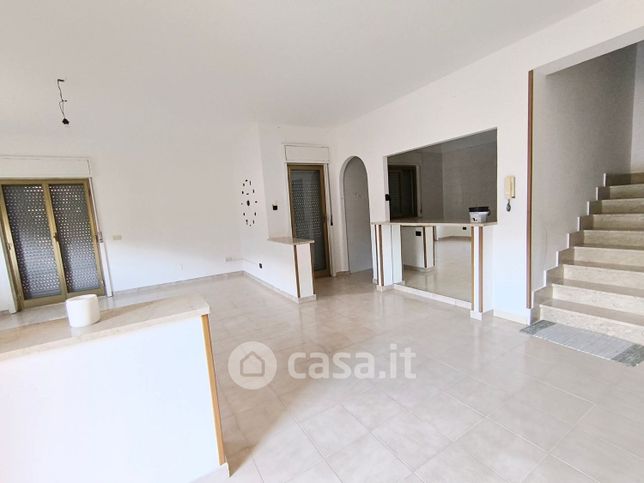 Casa bi/trifamiliare in residenziale in 