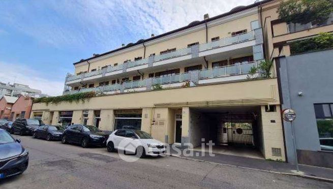 Box/posto auto in residenziale in Via Giuseppe Candiani
