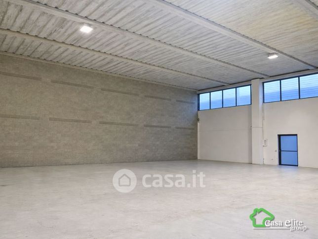Capannone in commerciale in Via Jean Monnet 2