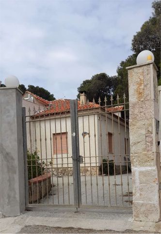 Villa in residenziale in Lungomare Eroi del Mare 74
