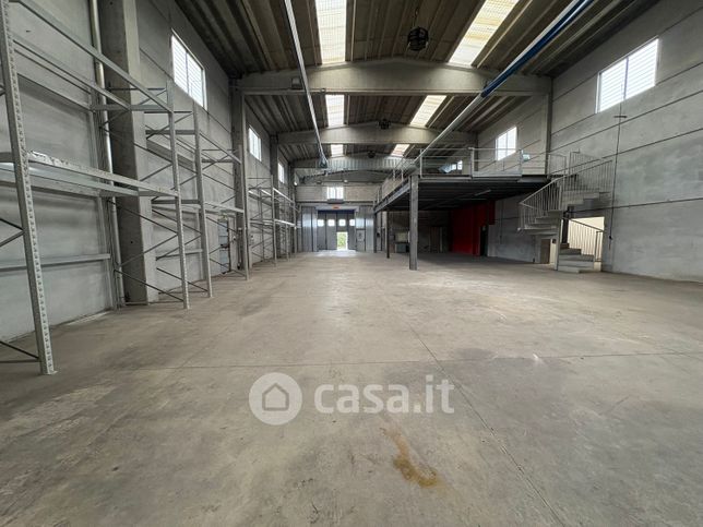 Capannone in commerciale in Via Chaniac