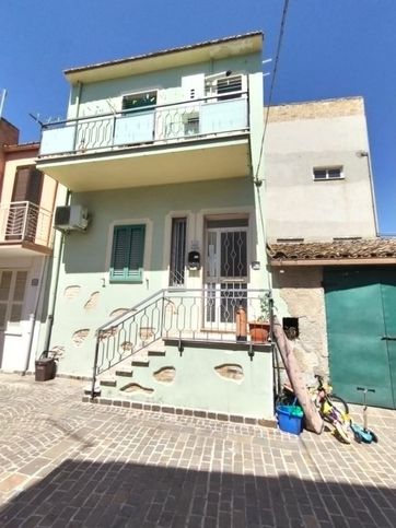 Casa bi/trifamiliare in residenziale in Via de Felice 28 -1