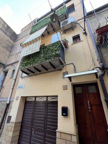 Casa indipendente in residenziale in Via Generale Giunta 23