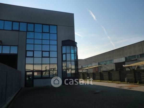 Capannone in commerciale in 