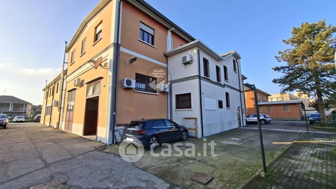 Ufficio in commerciale in Via Aldo Moro 5
