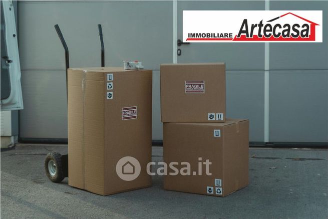 Capannone in commerciale in 