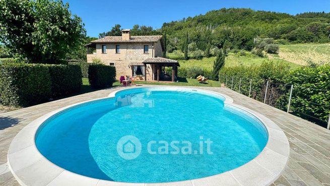 Casa bi/trifamiliare in residenziale in 