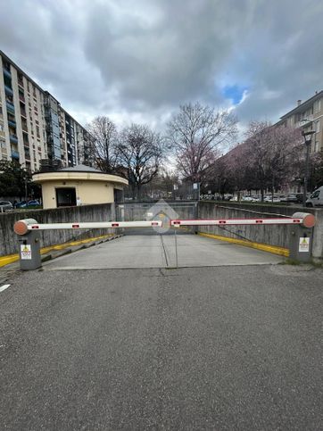 Box/posto auto in residenziale in Piazza Insubria 6