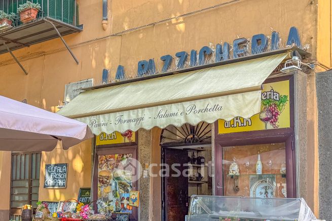 Attivitã /licenza (con o senza mura) in commerciale in Piazza Del Mercato 12