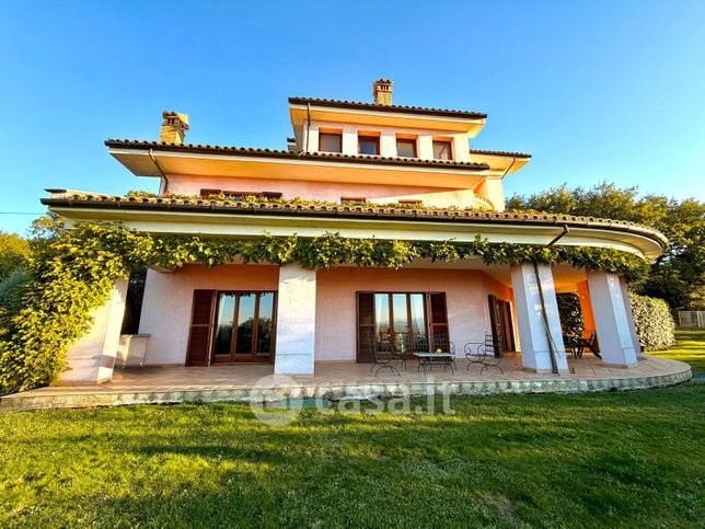Villa in residenziale in Strada Licini