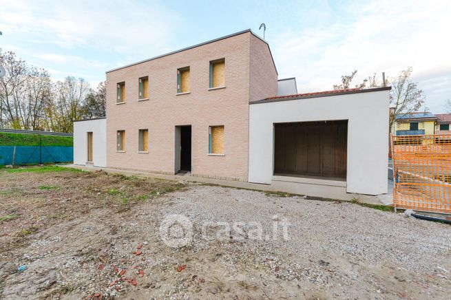Casa indipendente in residenziale in 
