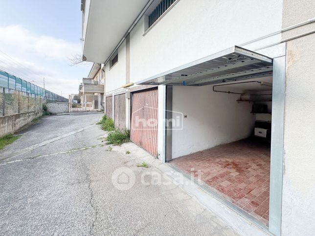 Box/posto auto in residenziale in Piazza Sant'Alfonso 5