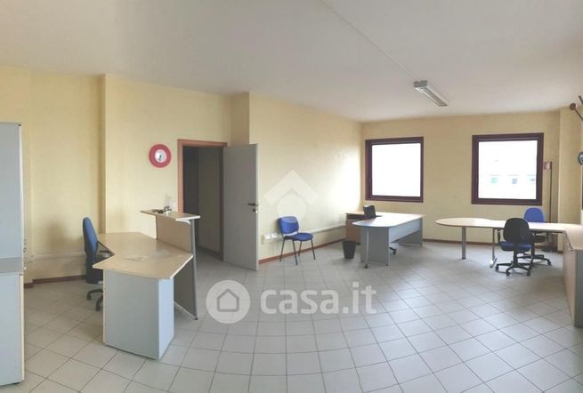 Ufficio in commerciale in Via delle Querce 1
