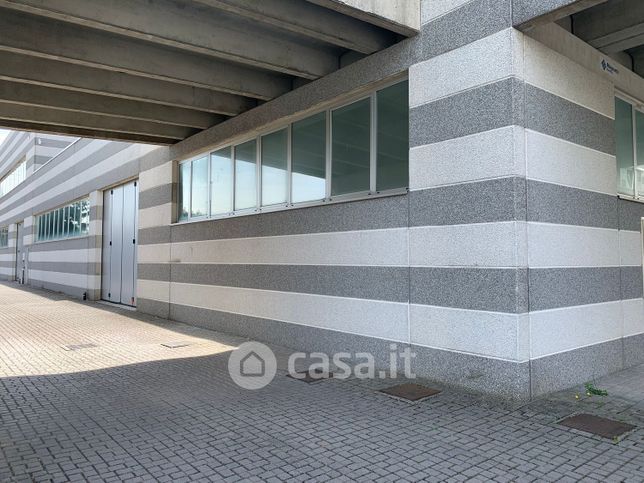 Capannone in commerciale in Via Alfredo Catalani