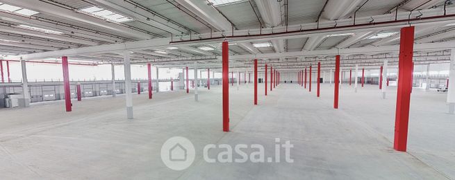 Capannone in commerciale in Viale Lombardia