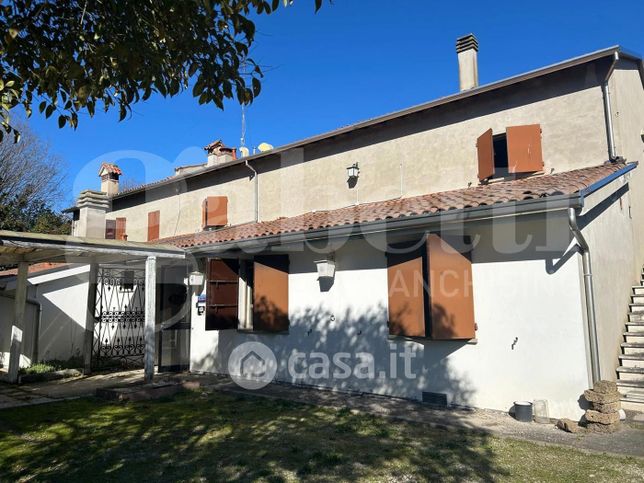 Casa indipendente in residenziale in 