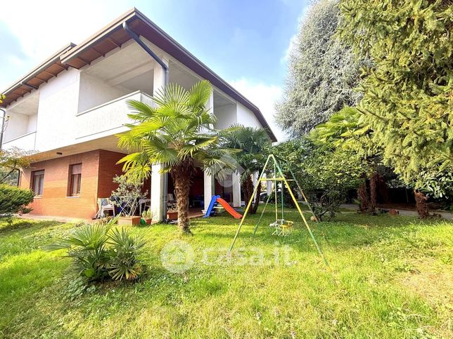 Villa in residenziale in Via Enrico Toti 162