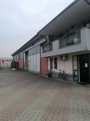 Capannone in commerciale in Via Lombardia