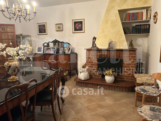 Casa indipendente in residenziale in Via Nazionale 242
