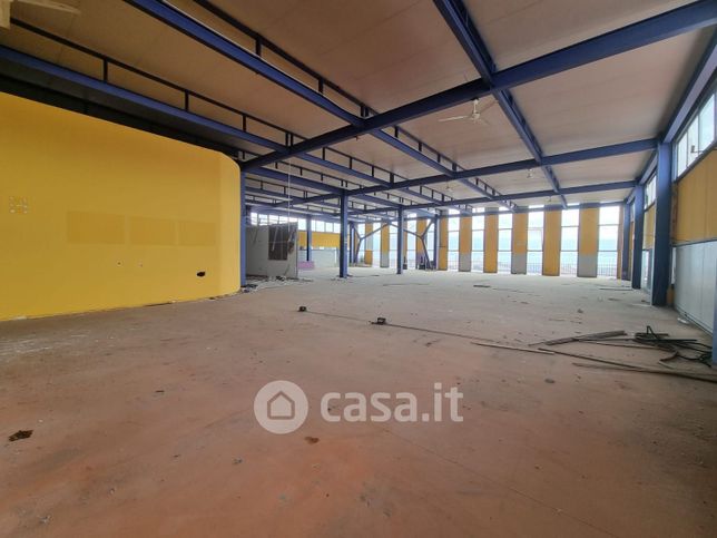 Capannone in commerciale in Via Giuseppe La Farina 263