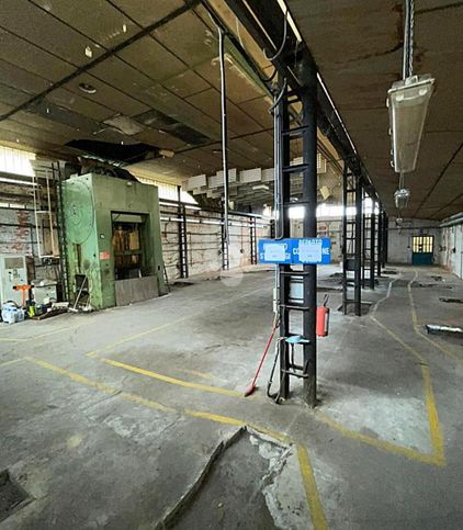 Capannone in commerciale in 