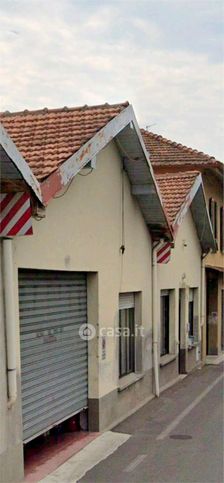 Capannone in commerciale in 