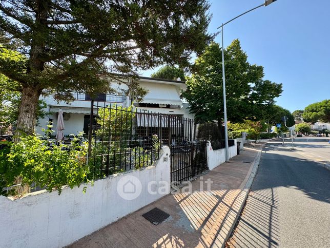 Villetta a schiera in residenziale in Viale Alpi Centrali 34