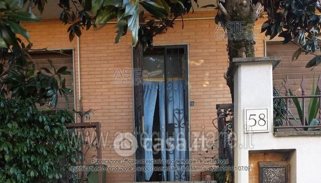 Ufficio in commerciale in Via Campi Salentina 56