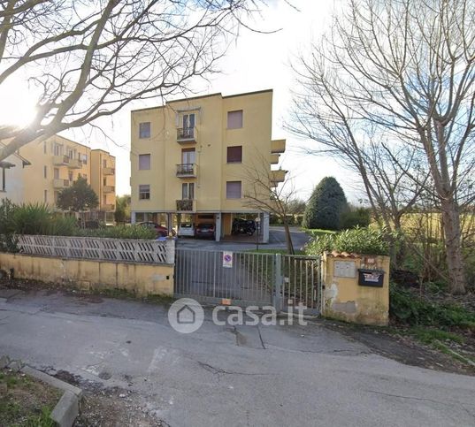 Garage/posto auto in residenziale in Via Livornese 71