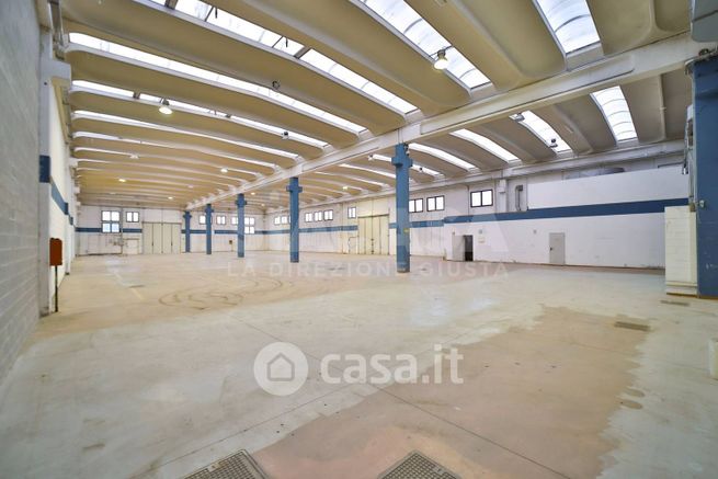 Capannone in commerciale in 
