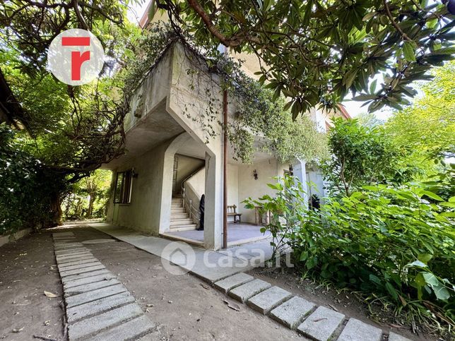 Casa bi/trifamiliare in residenziale in Via Generale Carlo Alberto dalla Chiesa