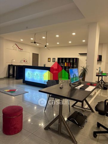 Ufficio in commerciale in Viale Europa 227
