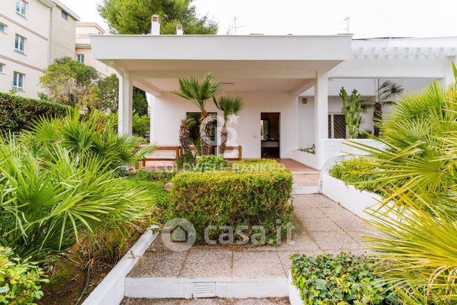 Villa in residenziale in Corso Alcide de Gasperi 513