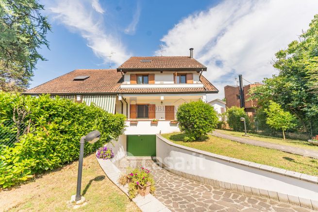 Casa bi/trifamiliare in residenziale in Via Giuseppe di Vittorio 15