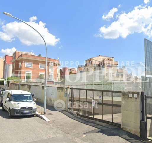 Box/posto auto in residenziale in Via Lucilio
