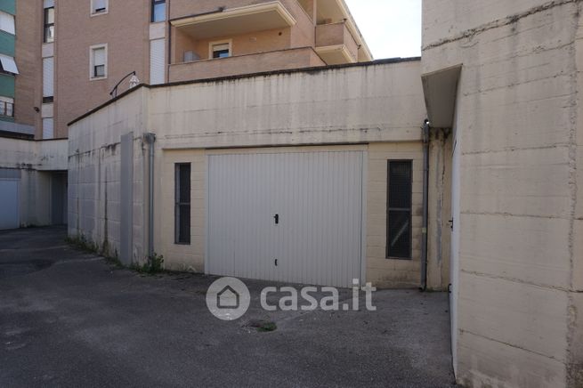 Garage/posto auto in residenziale in Via Cave Ardeatine