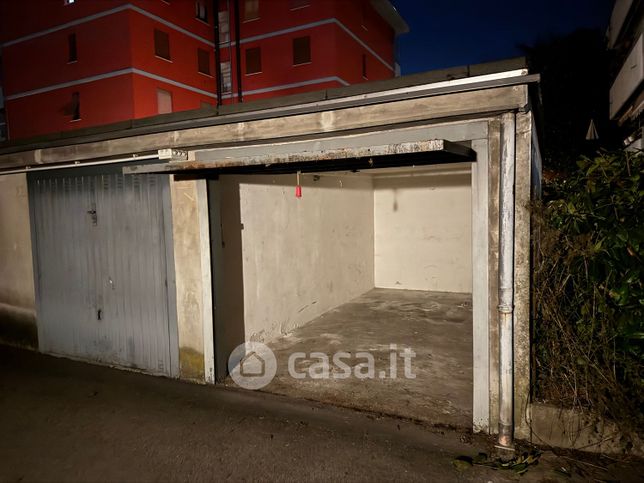 Garage/posto auto in residenziale in Via Parigi 32