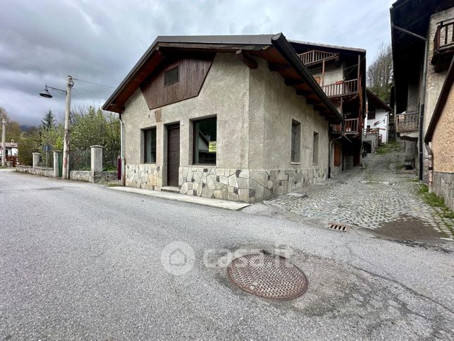 Negozio/locale commerciale in commerciale in Frazione Bousson 26