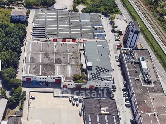 Capannone in commerciale in Via Ernesto Sestan