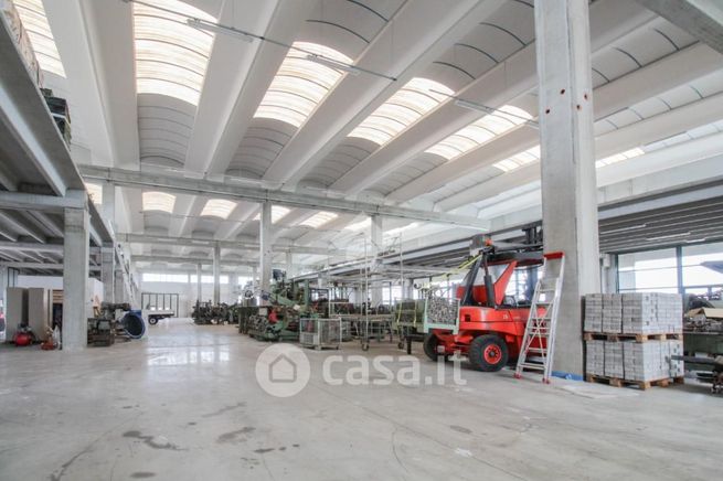 Capannone in commerciale in Via Barella