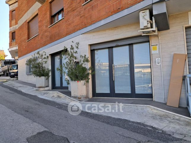 Negozio/locale commerciale in commerciale in Via del Calasanzio 44