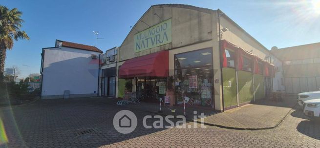 Capannone in commerciale in Via Modena 267