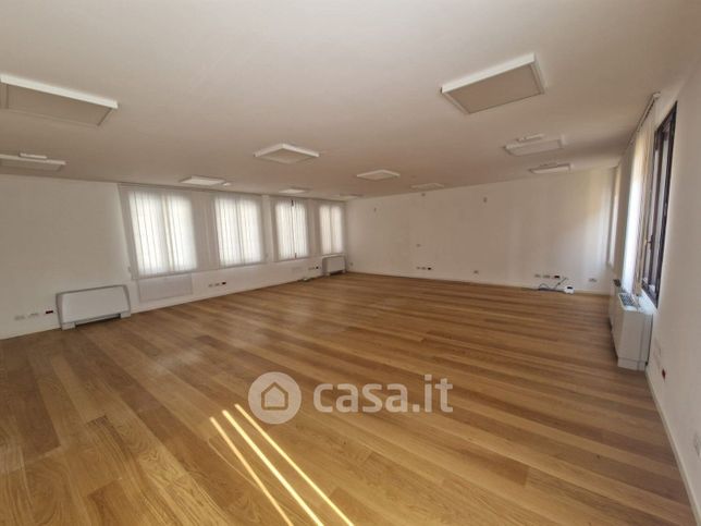 Ufficio in commerciale in Via Monte Valderoa