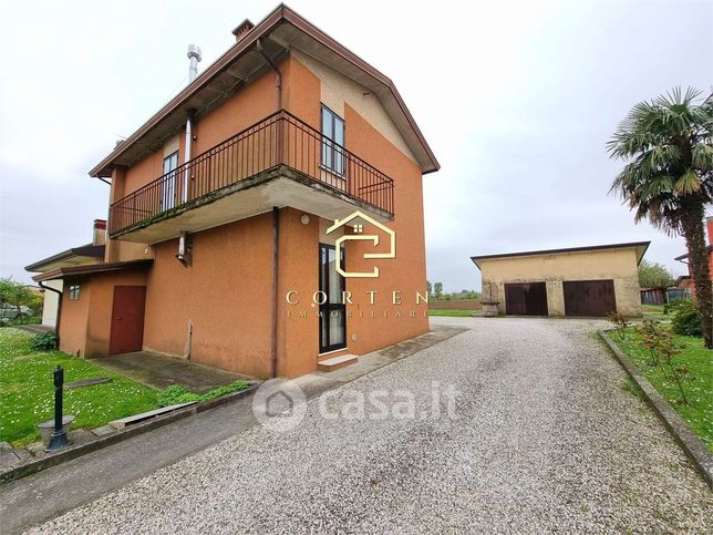 Casa indipendente in residenziale in 