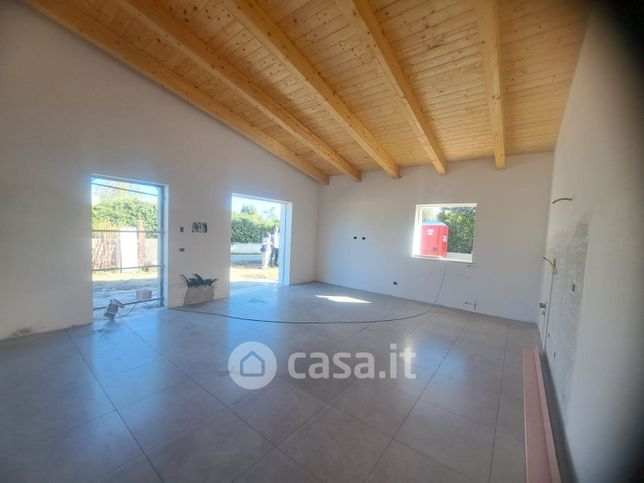 Casa bi/trifamiliare in residenziale in Via Basento