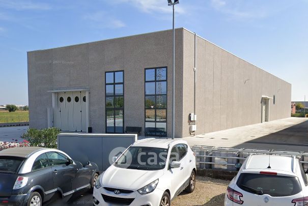 Capannone in commerciale in 