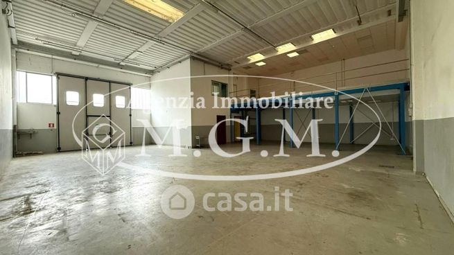 Capannone in commerciale in Via Barsiliana