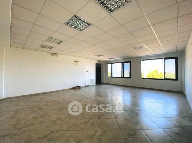 Ufficio in commerciale in 