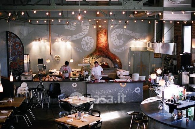 Attivitã /licenza (con o senza mura) in commerciale in Viale Giulio Agricola 38